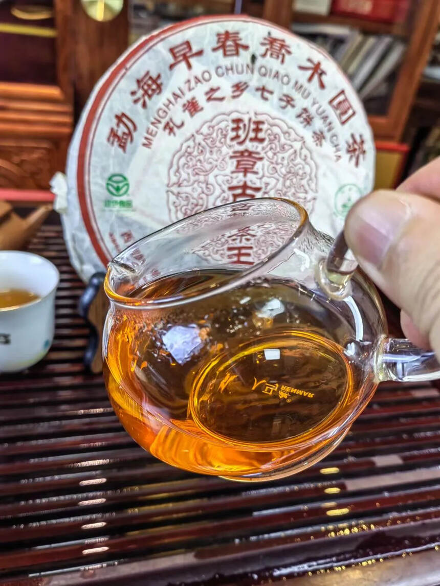 2006年八角?班亭?章古茶王

班?古章?茶王选用