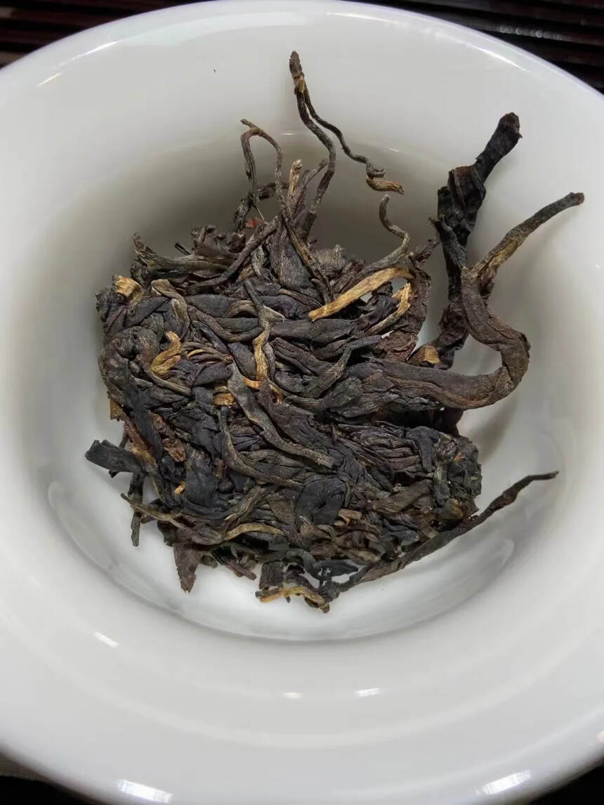 05福海.班章茶王青饼357克，汤色金黄莹澈