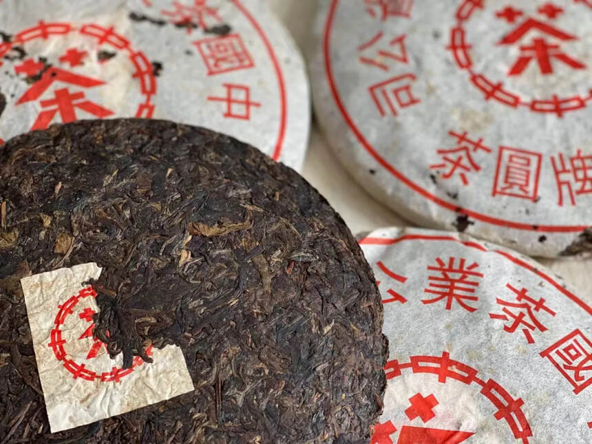 99年昆明茶厂红印铁饼
轻烟香回甘快，口感与昆明茶厂