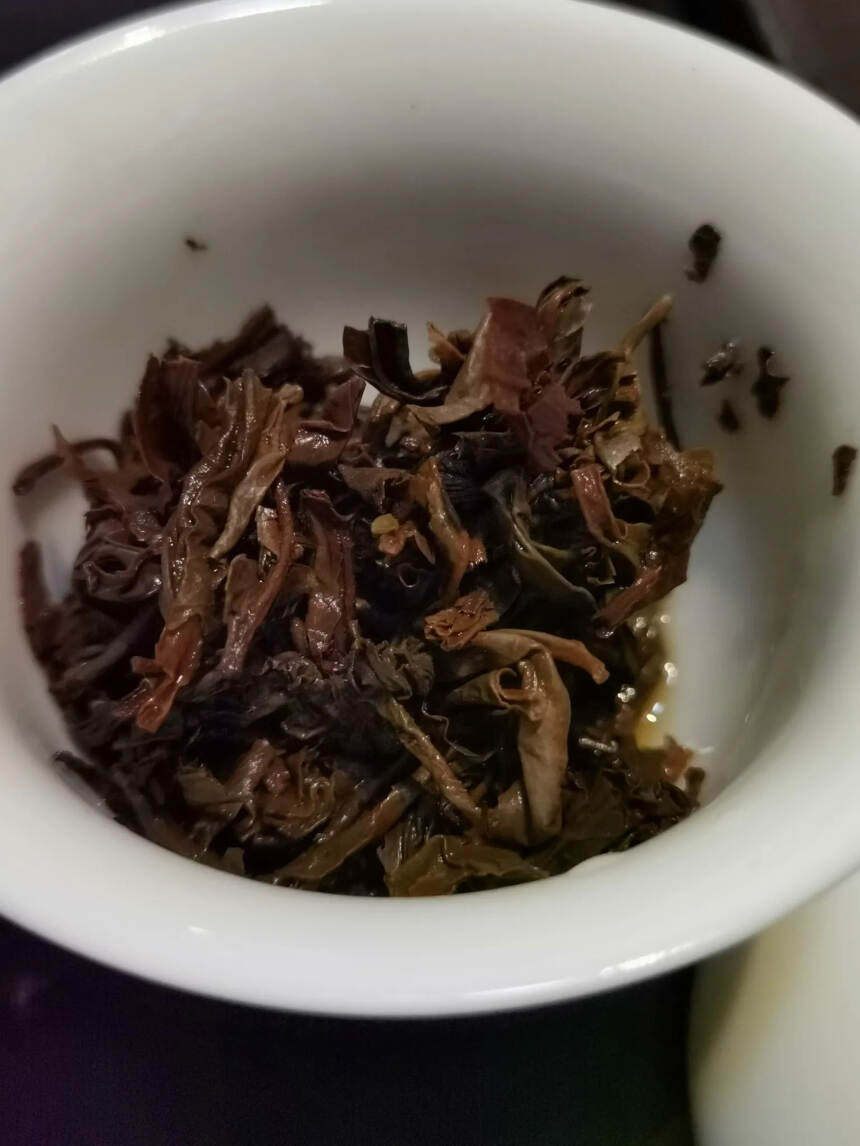 03年德凤定制蘑菇沱生茶250克
纯正高烟香
汤色转
