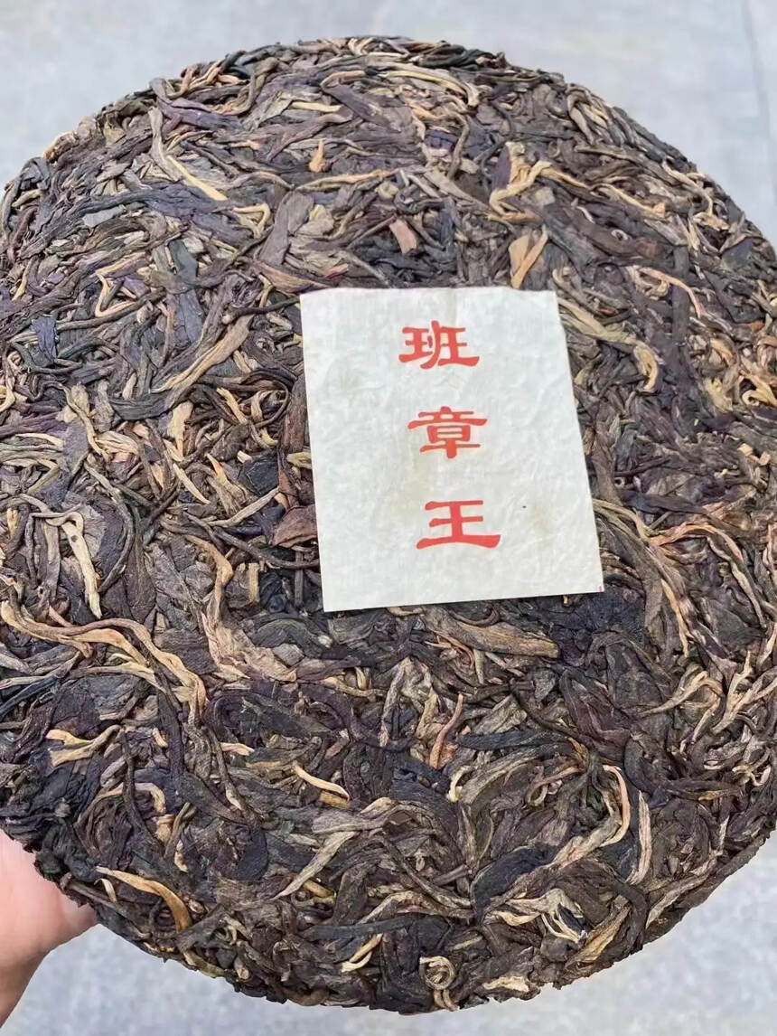 饼型条索壮粗壮，汤色已转琥珀色，香气口感饱满，润滑，