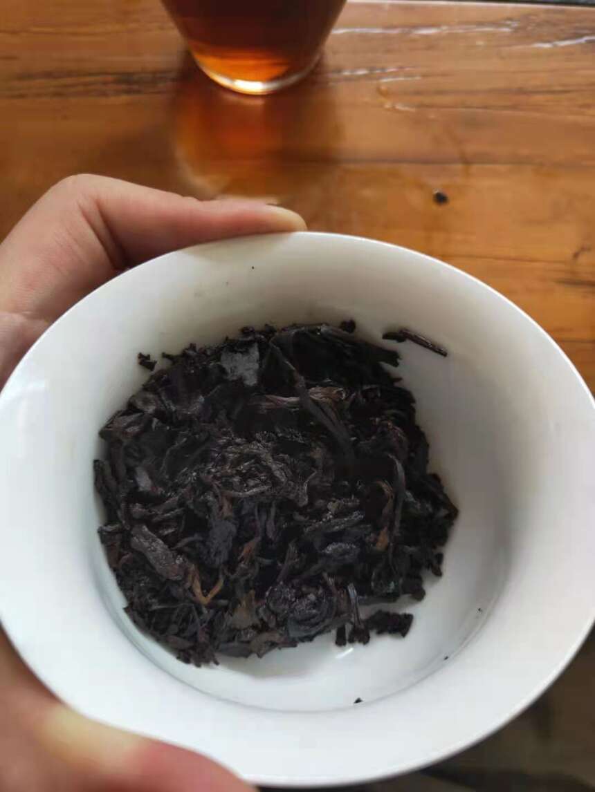 04年老曼峨班章糖香熟茶 
汤色酒红透亮，茶汤入口糖