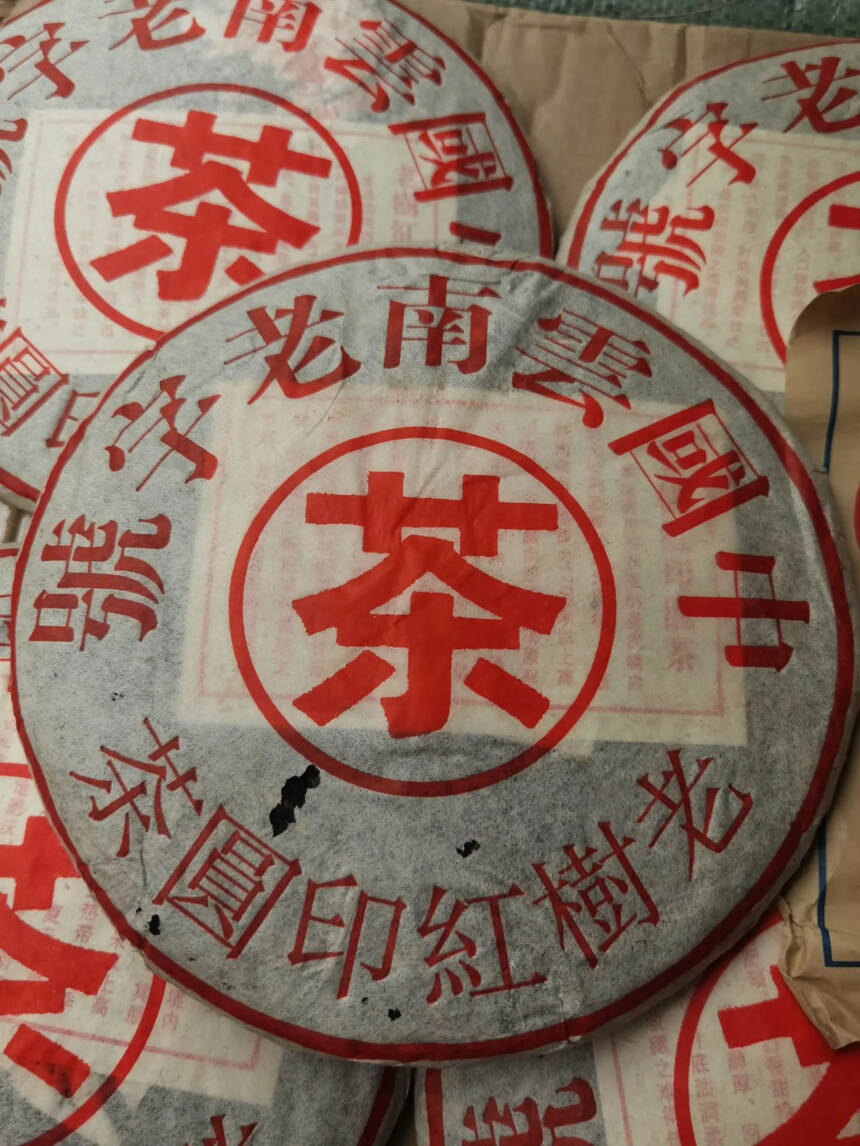 条形粗壮肥厚，饼型周正大气，金芽密布，打开竹笋茶香扑