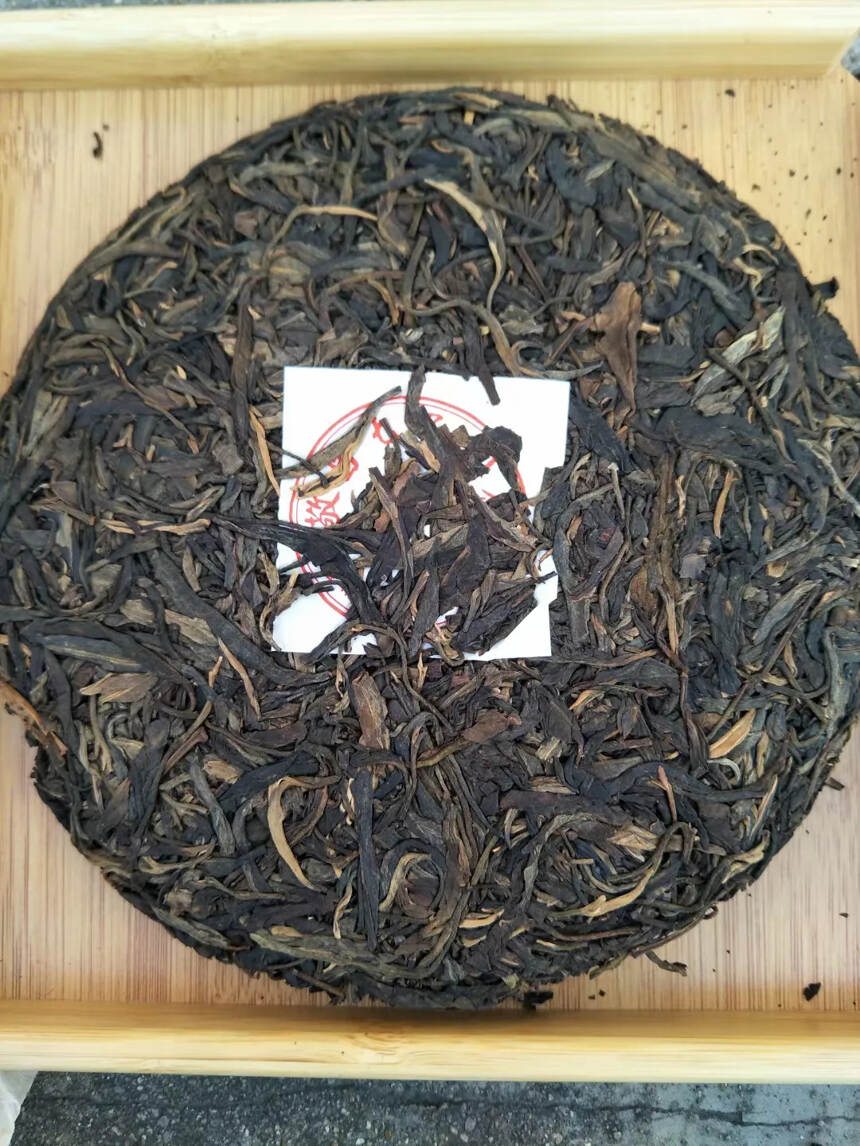 敬昌号圆茶，干仓老茶，茶香四溢，口感纯正，轻微烟香，