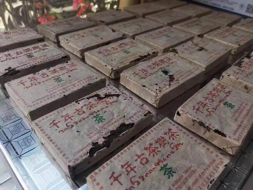 80年代大叶砖熟普，略带虫屎。茶质汤水已完全转化。茶