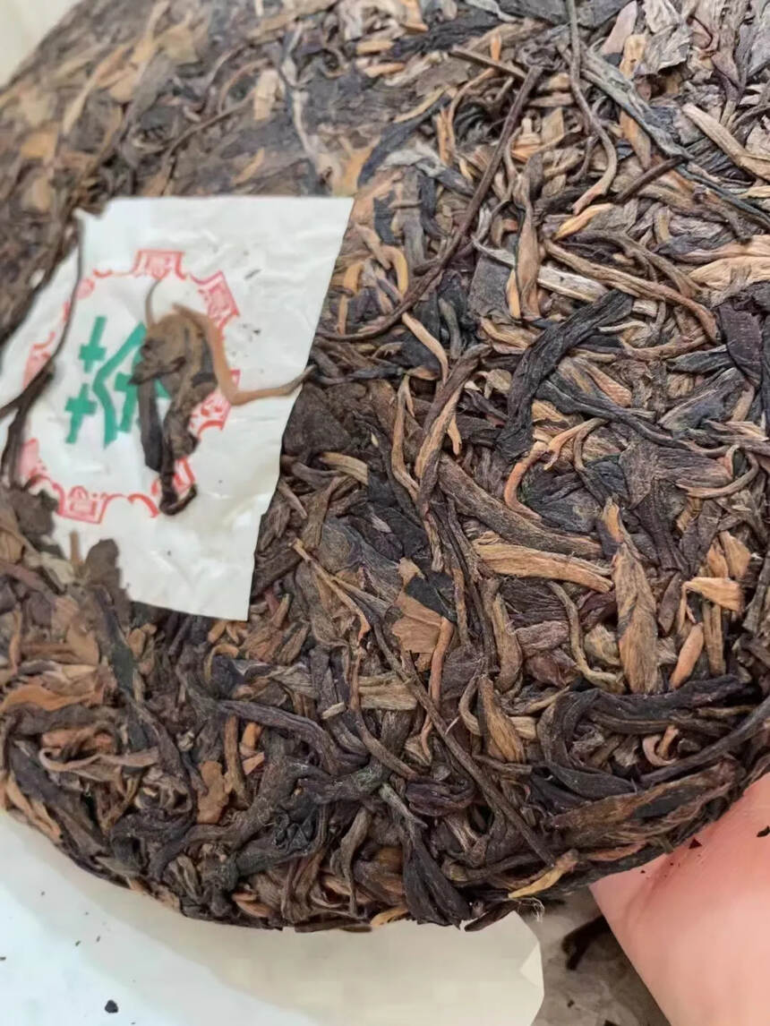 出货2000年香竹箐古树茶！
产品规格：357克/片