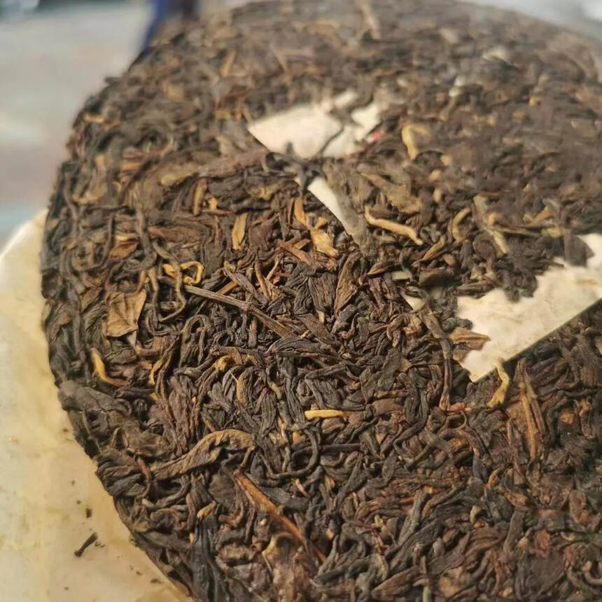 1998年中茶绿印青饼，薄棉纸，茶低有活性，回甘好。