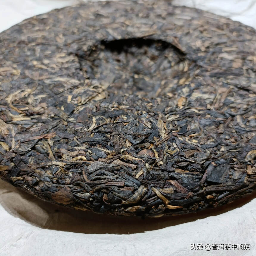 2001年普洱班章茶王饼357克，42片/件，汤色琥