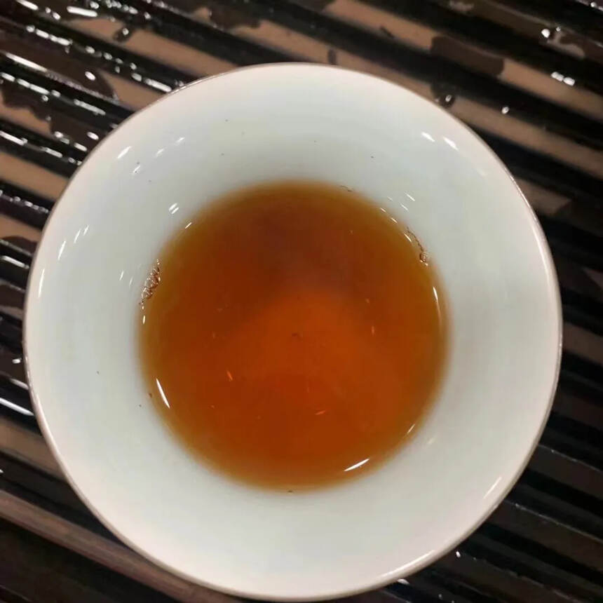 2000年中茶牌大黄印青饼，超大内飞版。传统精细六道