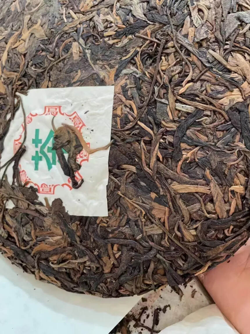 出货2000年香竹箐古树茶！
产品规格：357克/片