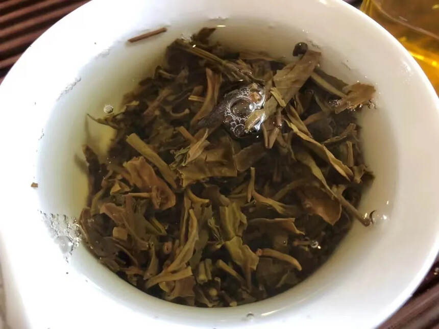 2005年班章乔木野生饼茶，入汤的烟香，浓郁的茶味，