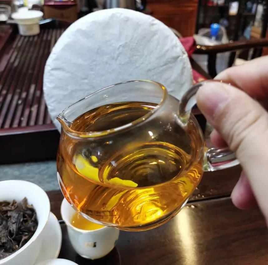 2012年南糯山古树白茶，这款白茶比福鼎白茶更厚重！