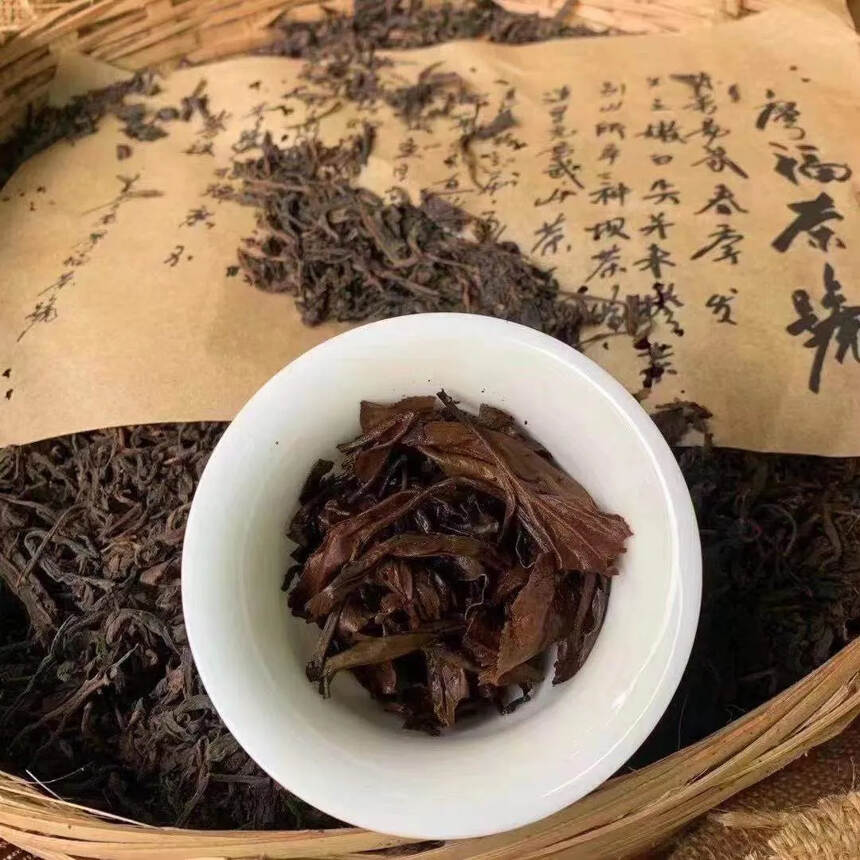 88年香港廖福散茶易武料。
廖福茶號麻袋此茶茶菁細長