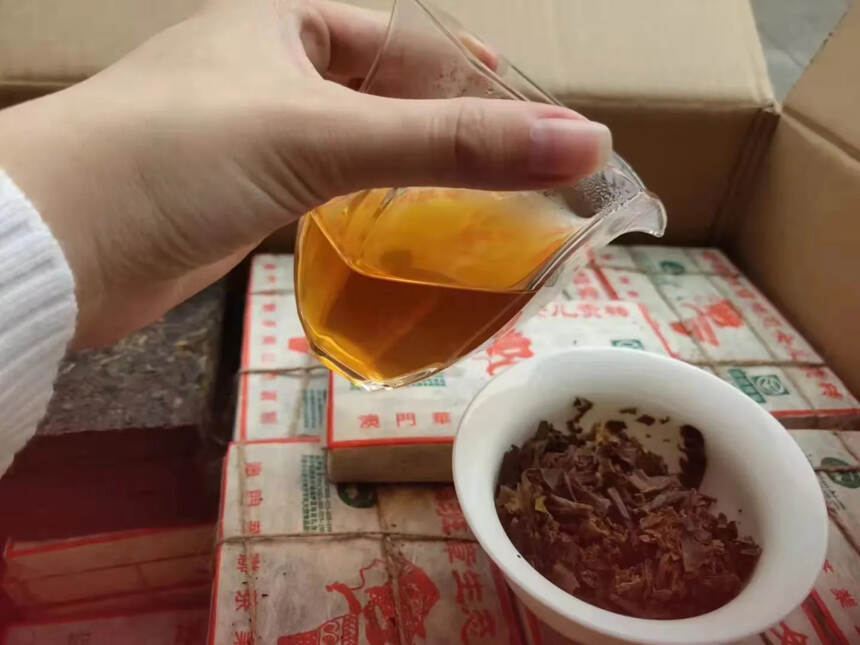 烟香纯正，茶砖紧压度适中，仓储高香，滋味醇厚，口感饱