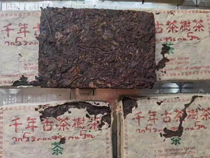 80年代大叶砖熟普，略带虫屎。茶质汤水已完全转化。茶