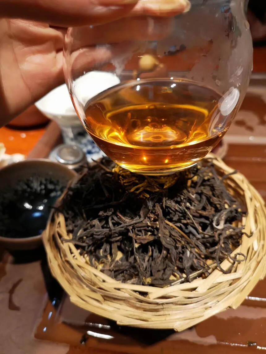 一九九八年藤条古树茶
采用百年野生古树茶精制而成
条