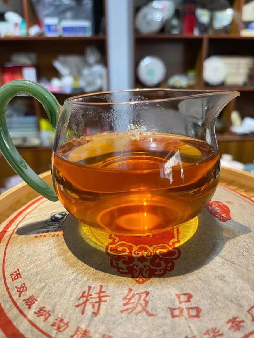 #普洱茶# 08年易武七子饼茶特级品生茶，易武麻黑纯