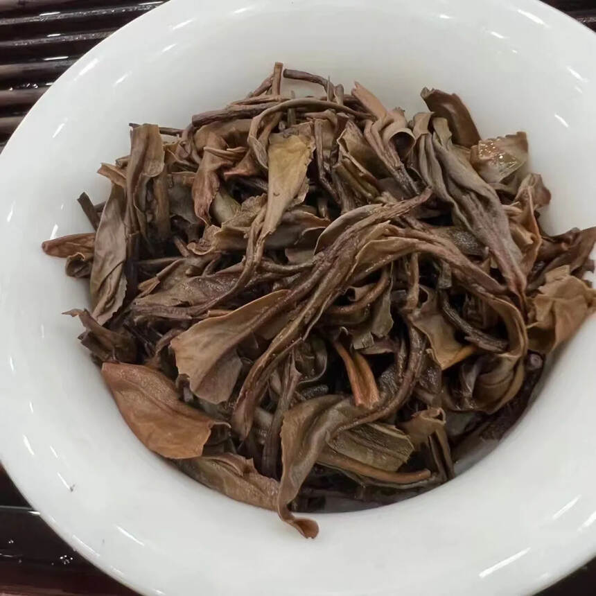 巴达山古树茶的特点
鲜叶：巴达山古树茶叶片椭圆形，叶