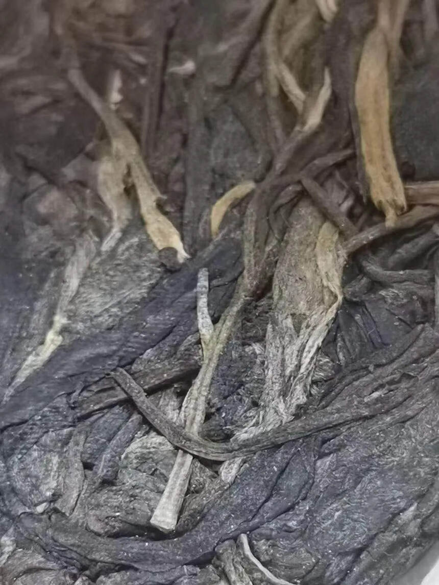 大家都说好喝
06年金奖纪念古树茶王饼，
昆明纯干仓