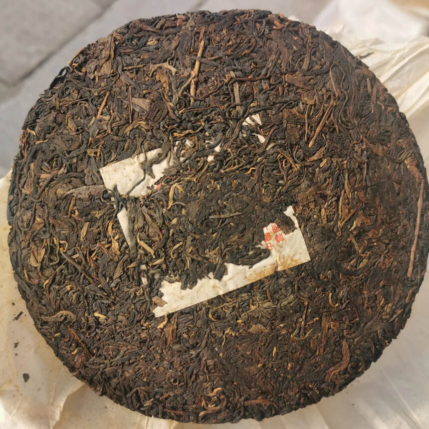 98年中茶绿印青饼，薄棉纸，茶底有活性，回甘好。价格