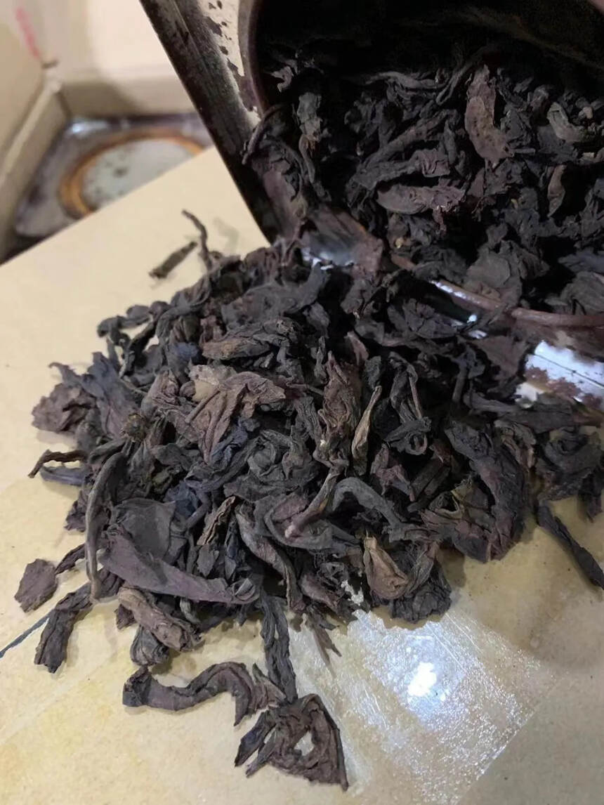 1988年熊猫普洱铁罐茶200克熟茶，野生大叶为原料