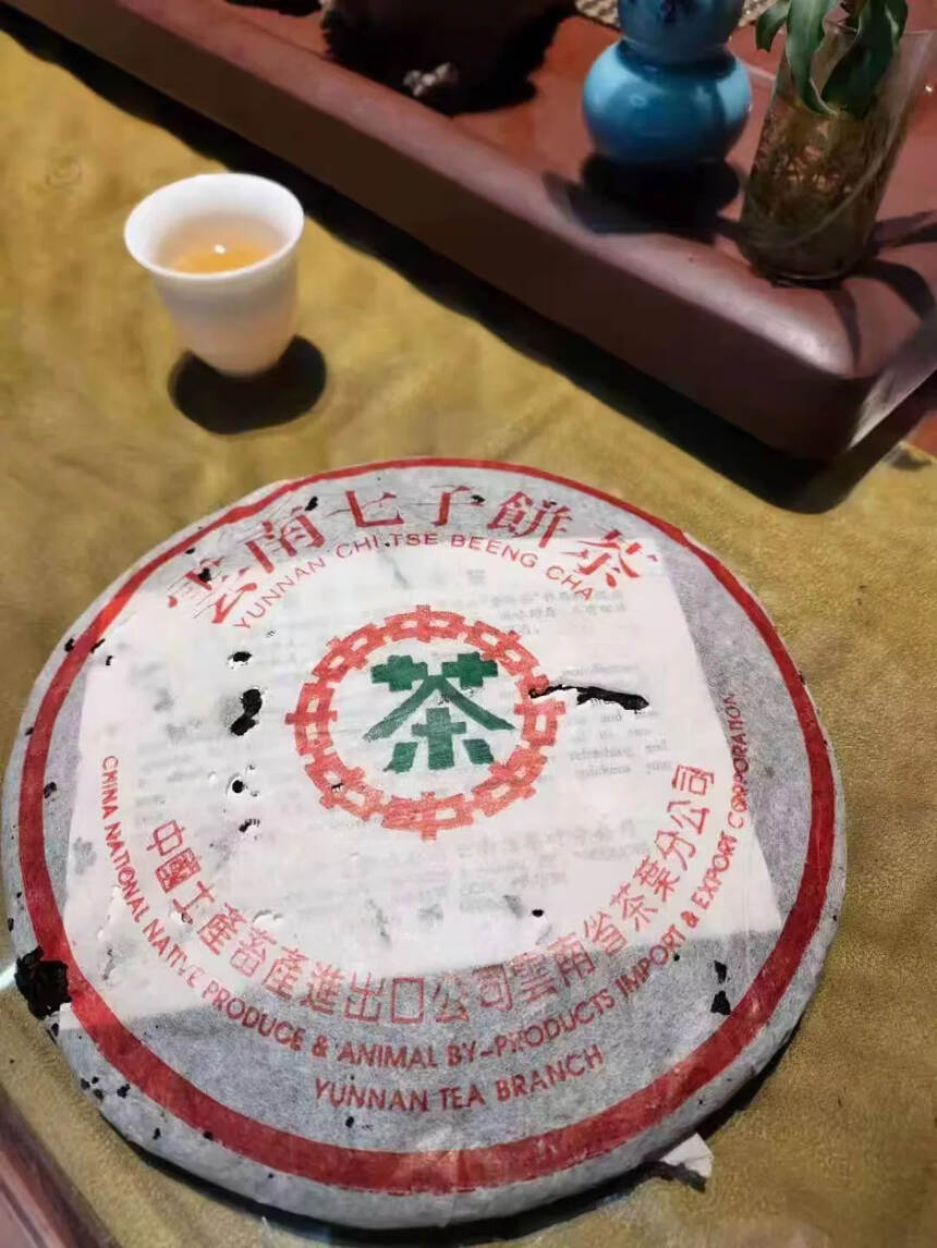 2000年云南七子饼绿印老生茶
一三级茶箐制作，入口