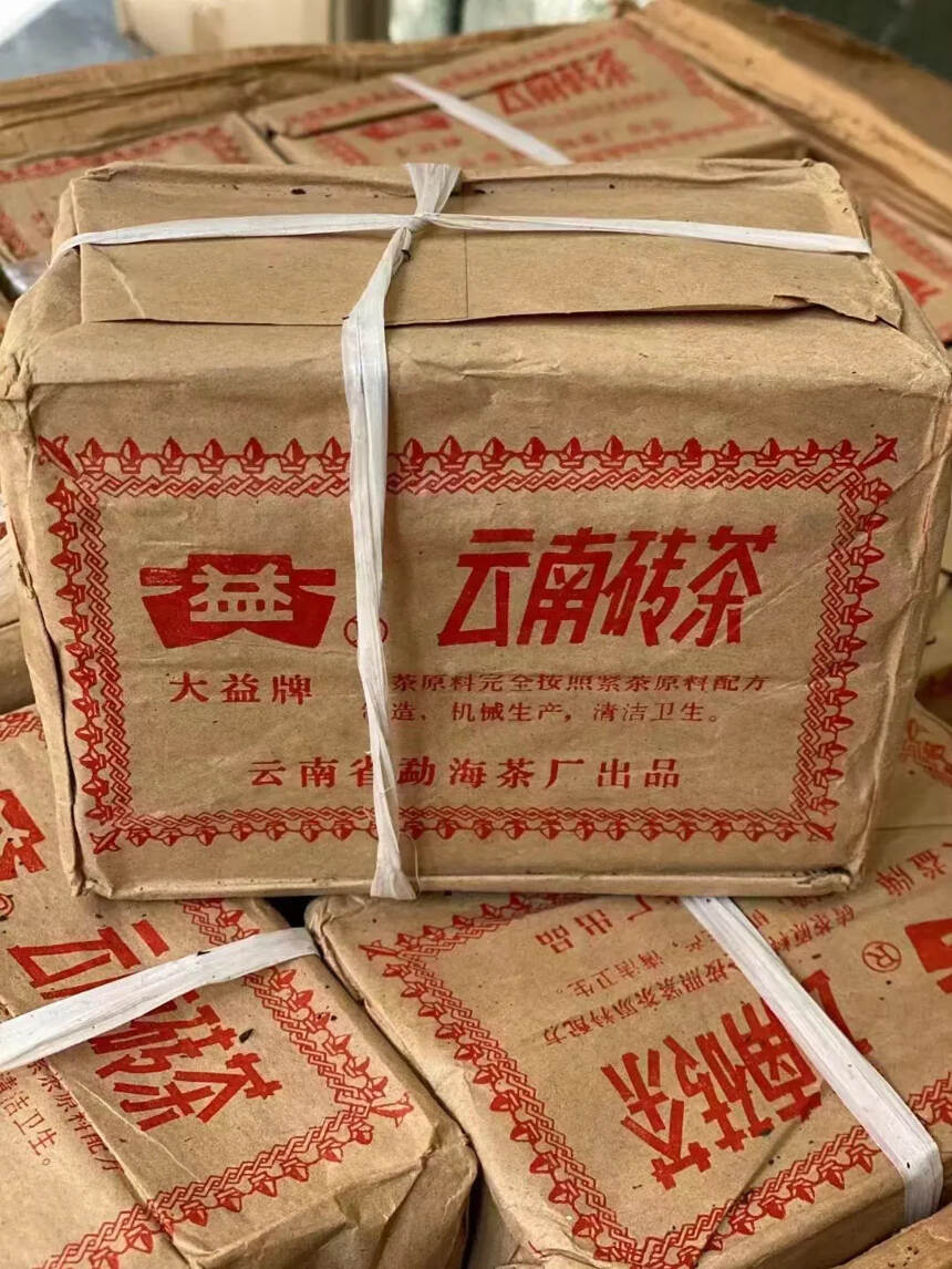 大益2001年的碎料青砖。茶汤已明显转红，入口有明显