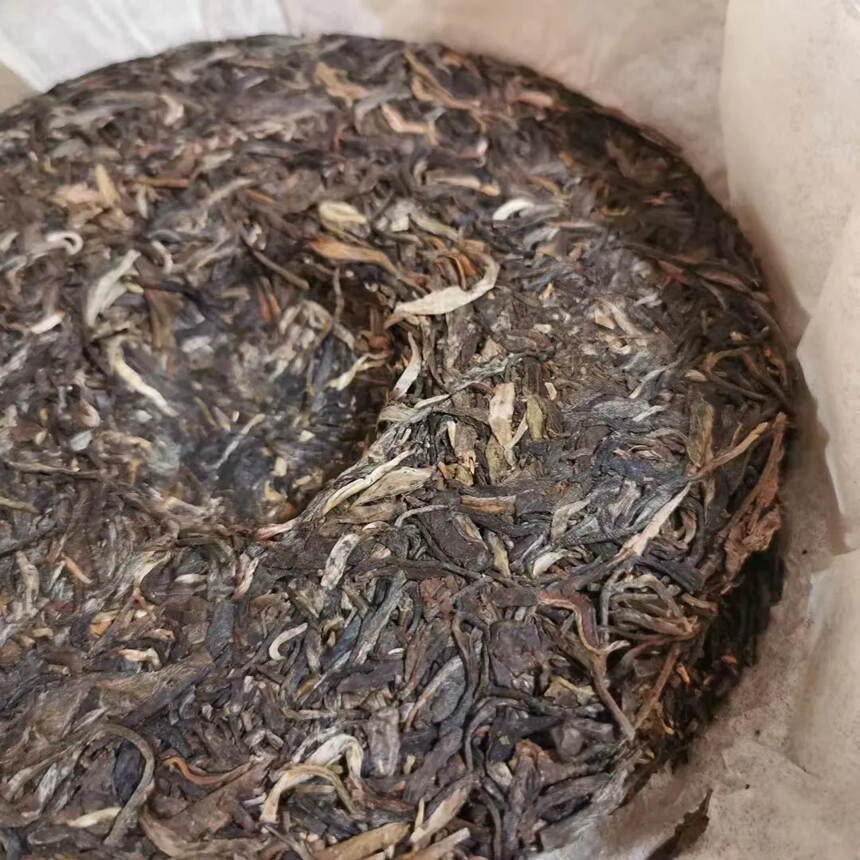 #普洱茶# 2005年易武乔木老树饼生茶，干净中期茶