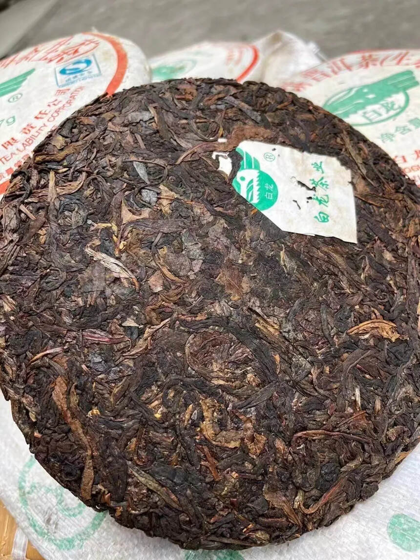 06年白龙茶业有限公司出品，典藏白龙野放青饼！拥有千