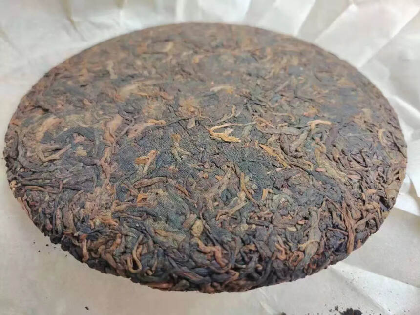 2021班章老树熟茶，饼型圆润厚实，条索粗壮，茶汤干