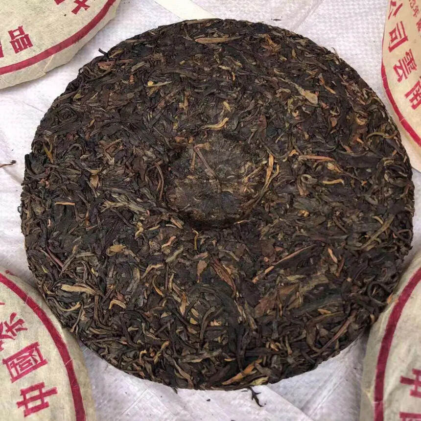 ??

03年易武珍藏品老中茶生茶。茶底肥壮厚实有力