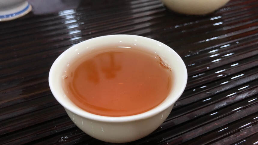 99年250克可以兴生茶砖。茶低肥厚，烟香舒服，入口