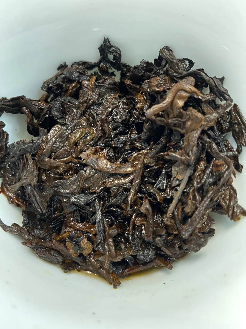 2010年老曼峨古树茶，云河熟茶经典。茶气足味醇和。