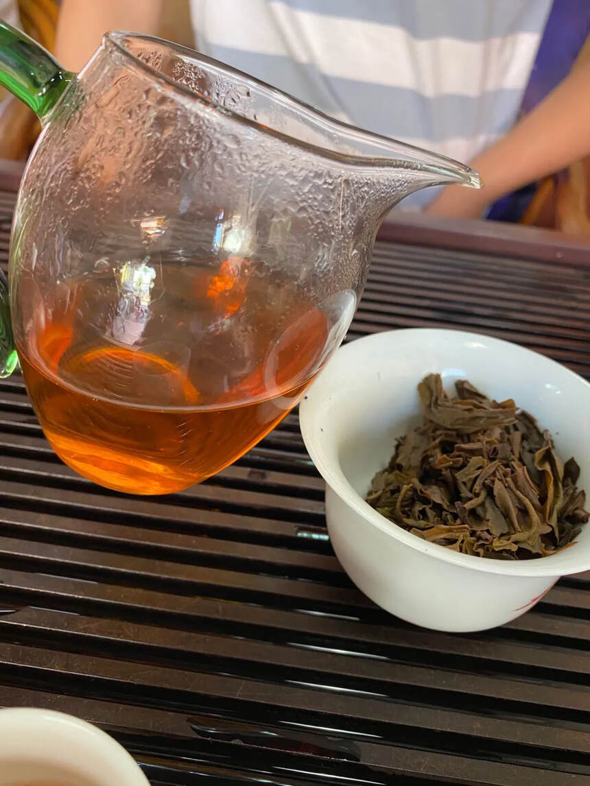 02年乔木老树圆茶珍藏品 条索粗壮 回甘生津 带苦底