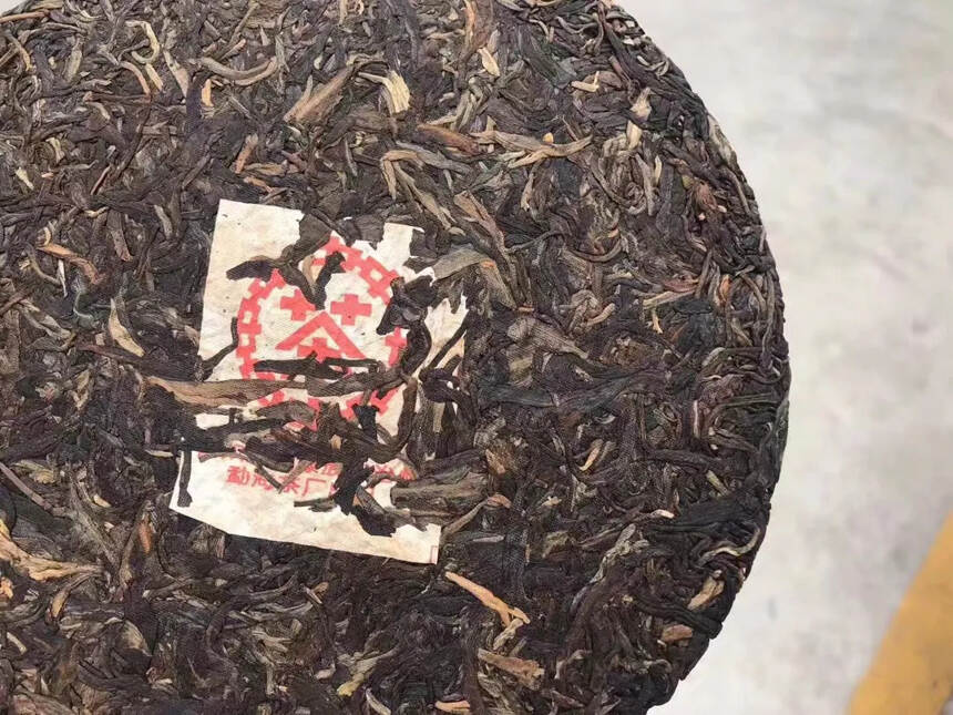 2003年小红印生饼，勐海厂内飞 #普洱茶# #茶生