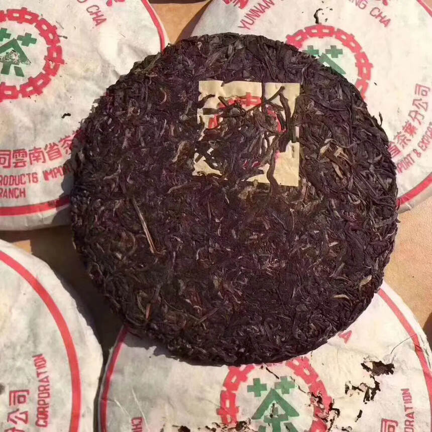 ??05年厚纸布朗绿印青饼老生茶，干仓，高烟香，香高