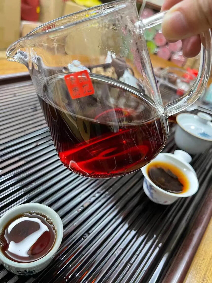 干仓。九十年代老散茶选用勐海地区的原料，正味，陈香突