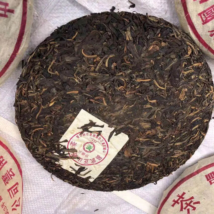 ??

03年易武珍藏品老中茶生茶。茶底肥壮厚实有力