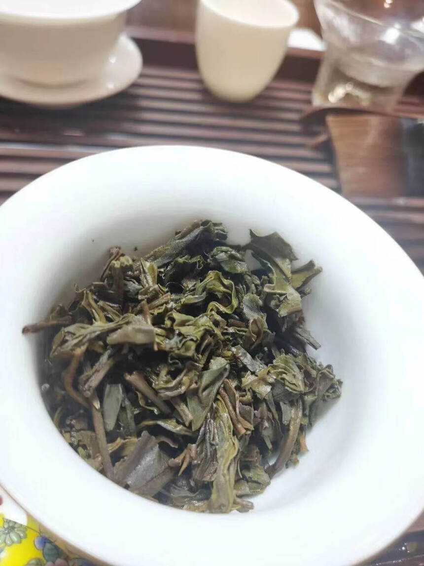 大家都说好喝
06年金奖纪念古树茶王饼，
昆明纯干仓