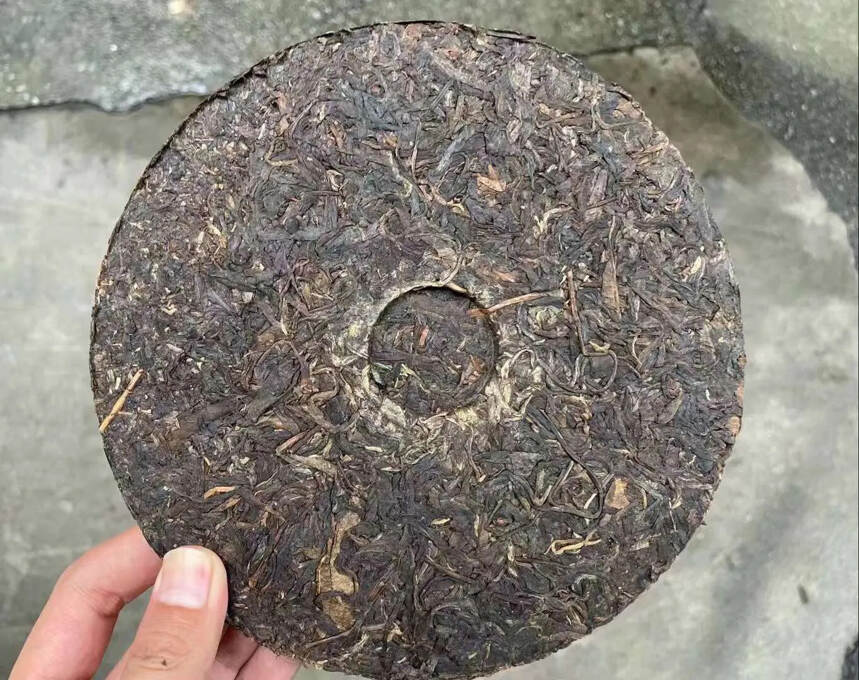 ??90年代广云贡青饼，纯干仓。茶香十足，滋味醇厚，