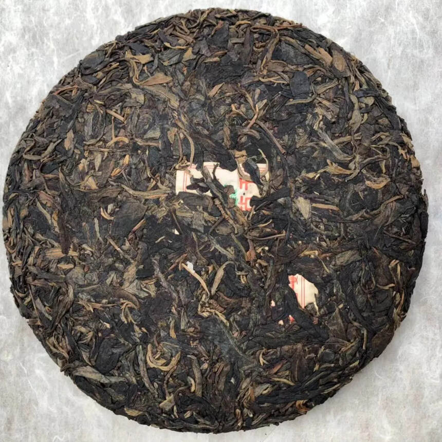 02年易武茶山【古茶树】云南易武圆茶，饼形圆润油光，