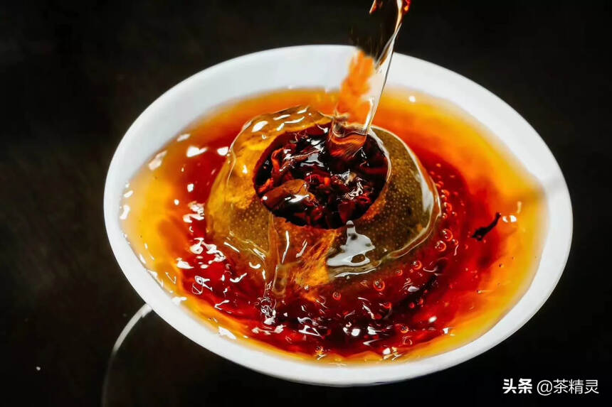 小青柑融合了清醇的果香和普洱茶醇厚之味，冲泡后汤色红