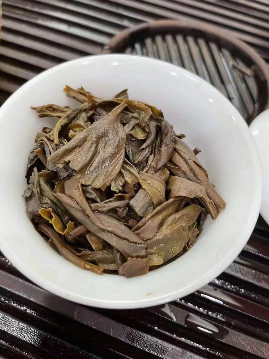 ??

02年大益红字生茶，云南野生大叶青饼。纯干仓