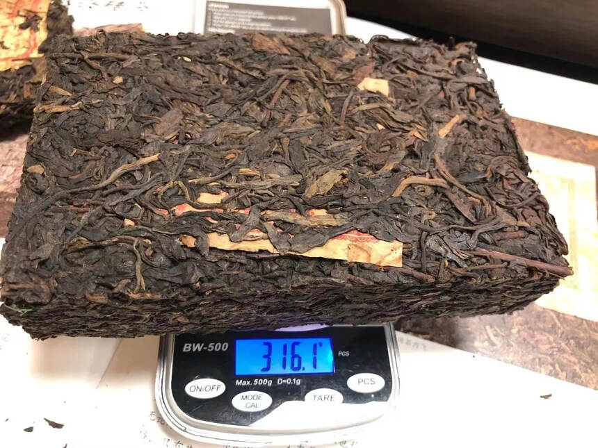 九十年代可以兴厚砖(320克)老生茶，烟香扑鼻，经多