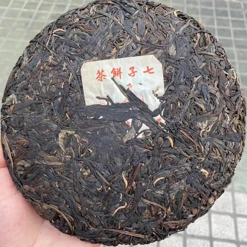 2004年陆羽班章生态有机茶，茶表面色泽黑绿!此茶香