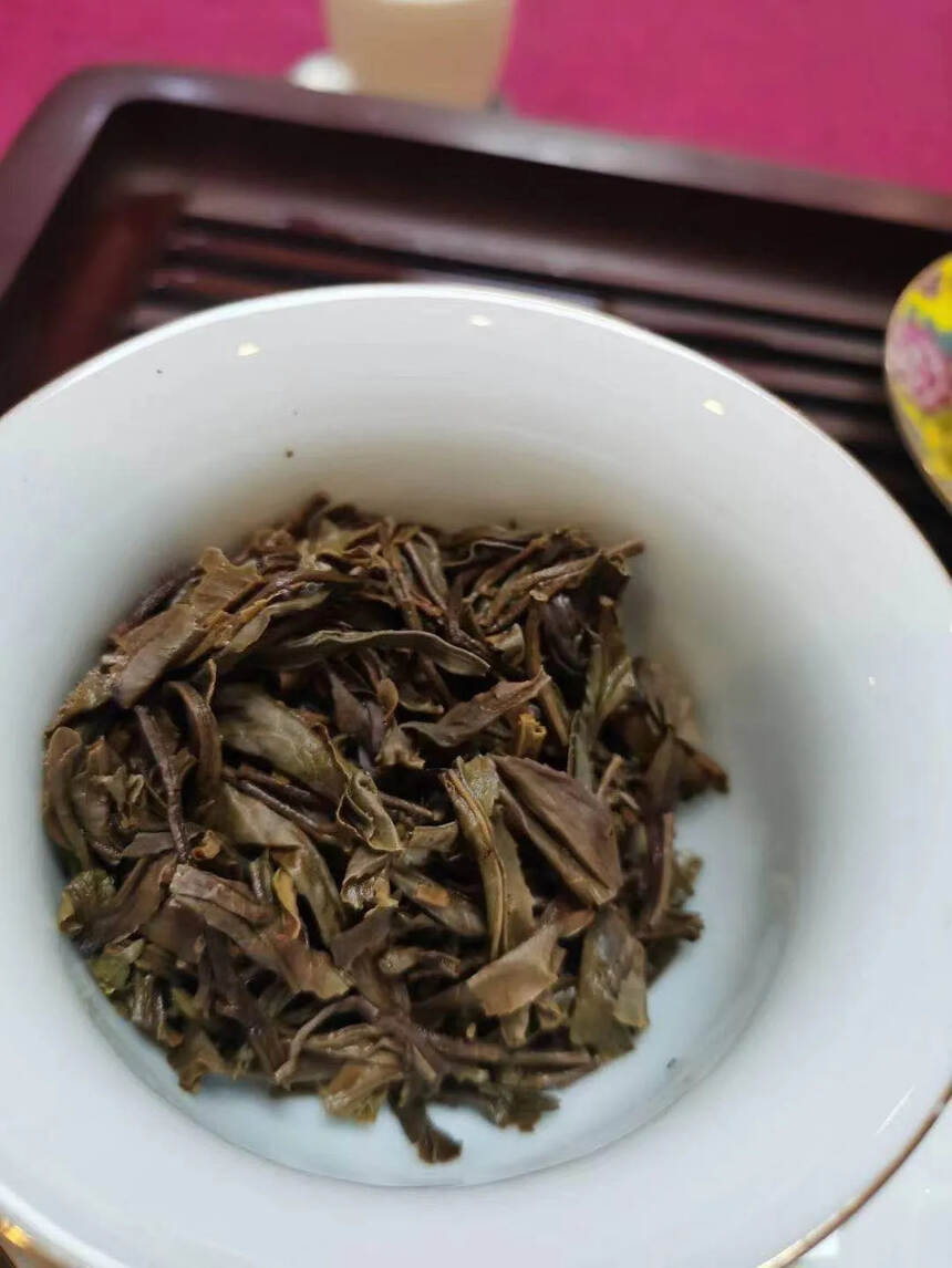2013年易武麻黑古树茶，能代表易武茶的香甜柔滑顺！