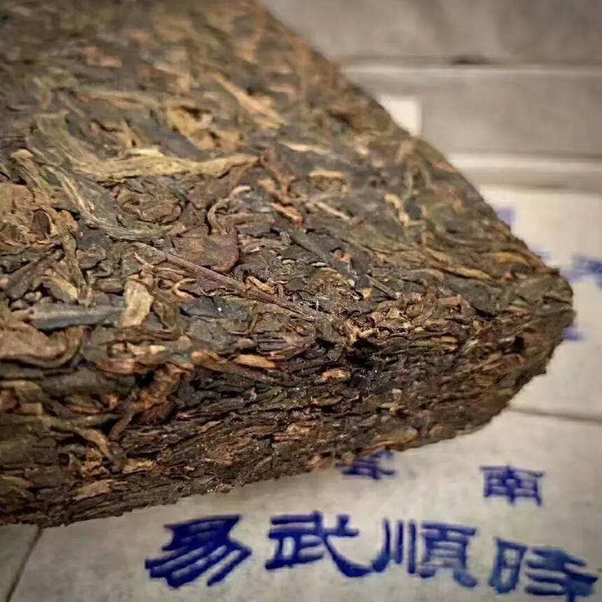 玩家茶：《易武顺时兴》
规格：250克/砖，108砖