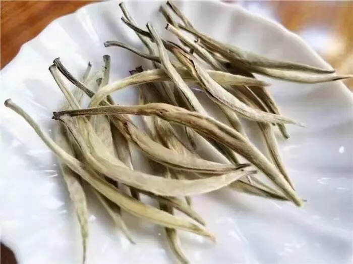 2020秧塔大白毫白茶，特点是茶树品种优良，芽叶满披