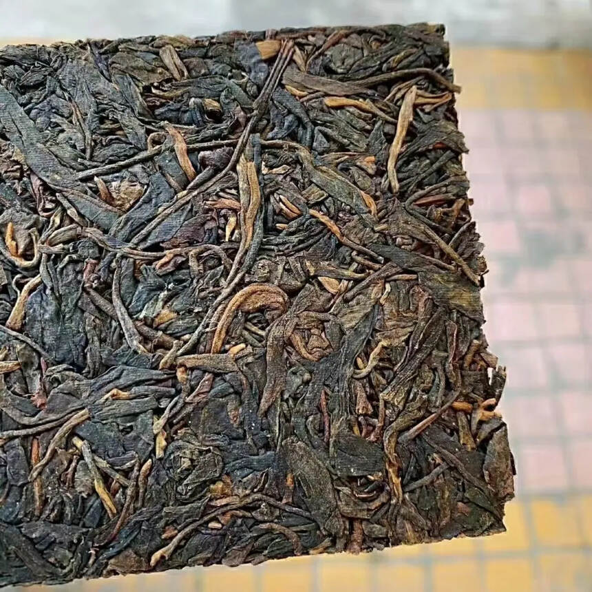 玩家茶：《易武顺时兴》
规格：250克/砖，108砖