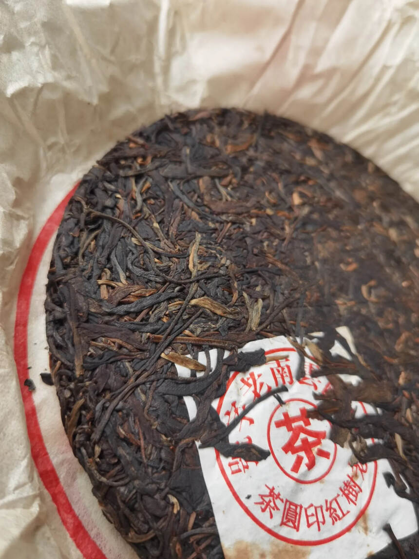 ，条形粗壮肥厚，饼型周正大气，金芽密布，打开竹笋茶香